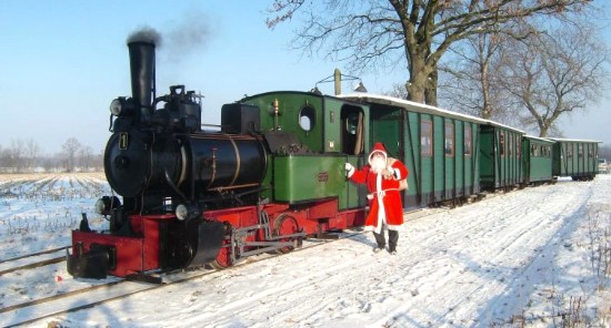 Dampflok der Kleinbahn mit Nikolaus